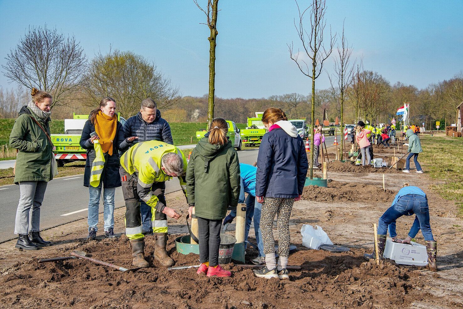 In Beeld Zwolse Leerlingen Planten Bomen Langs Hessenweg 1Zwolle