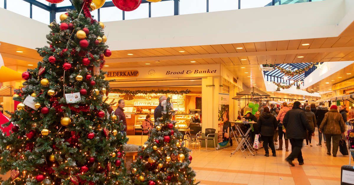 Sfeervol kerstshoppen tijdens kerstmarkt winkelcentrum Aalanden