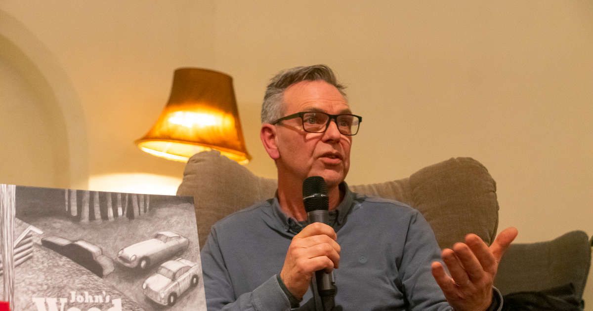 Sytse van der Zee presenteert zijn nieuwe boek John's Woodhouse bij