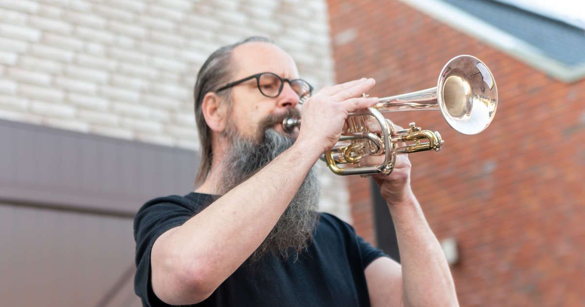 Trompettist en saxofonist spelen taptoe in de Aa-landen
