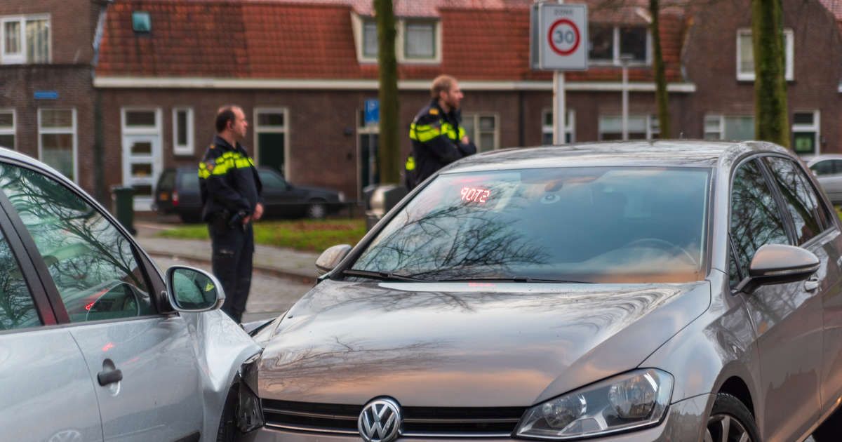Vluchtende automobilist crasht tegen politiewagen in Wipstrik
