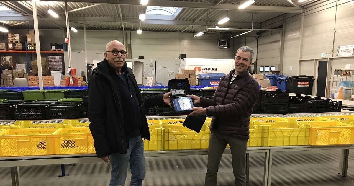 Voedselbank Zwolle krijgt AED van buurbedrijf Visser Nederland - 1Zwolle