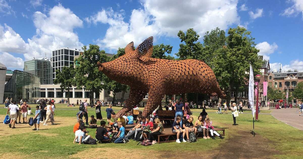 Reusachtig varken op Rodetorenplein Zwolle