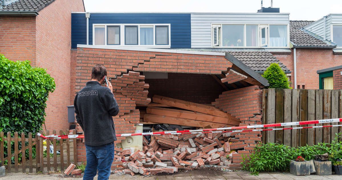 Auto rijdt schuur binnen in Aa-landen