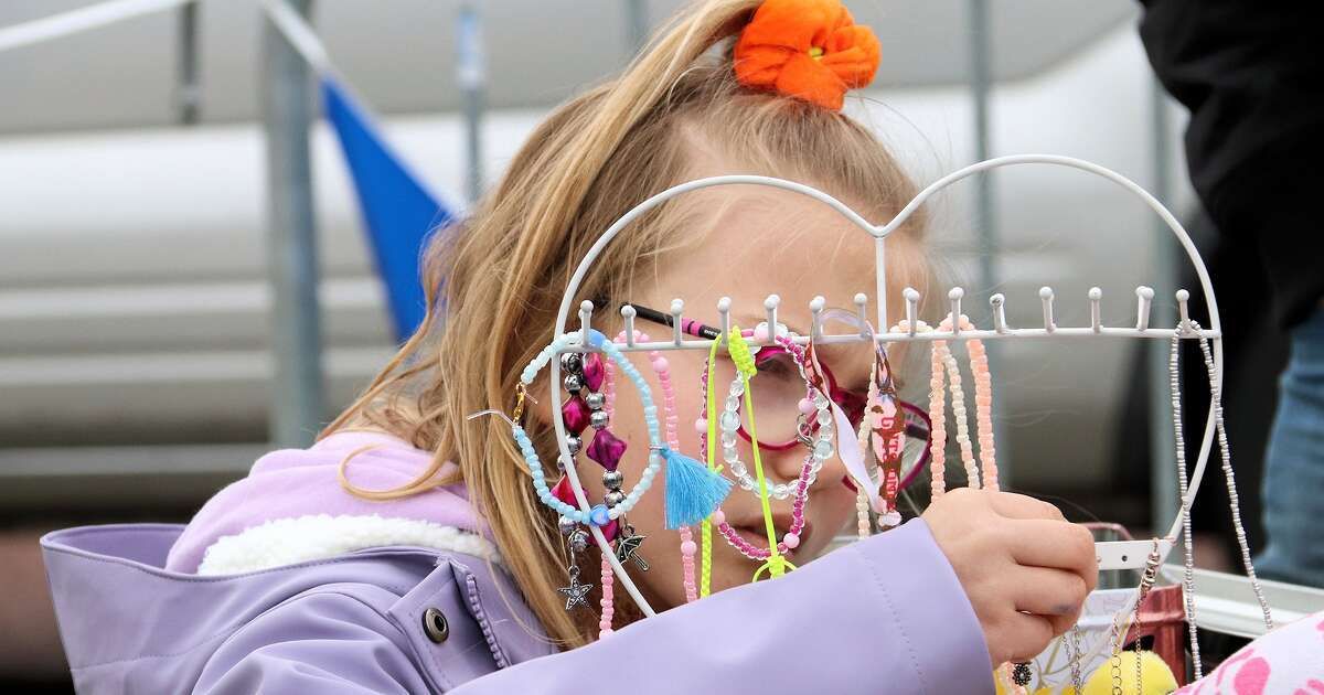 In beeld: Gezellige Oranje-drukte op de Kleedjesmarkt in Aa-landen