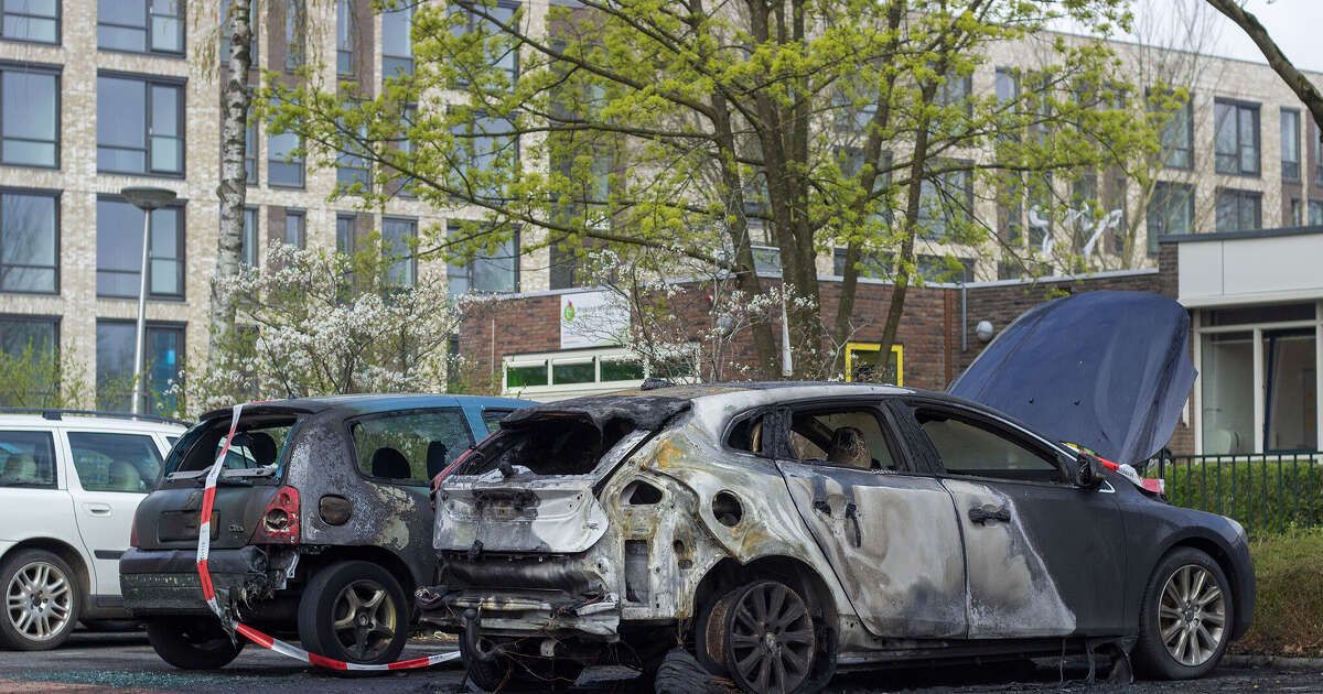 Auto brandt volledig uit in Aa-landen, vuur mogelijk aangestoken