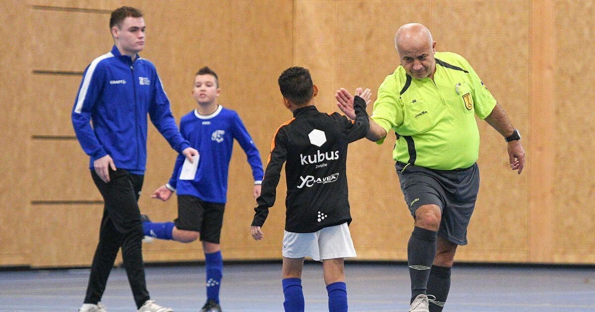 Jeugd voetbalt in WRZV-hallen: ‘Sportief blijven als het even tegenzit’