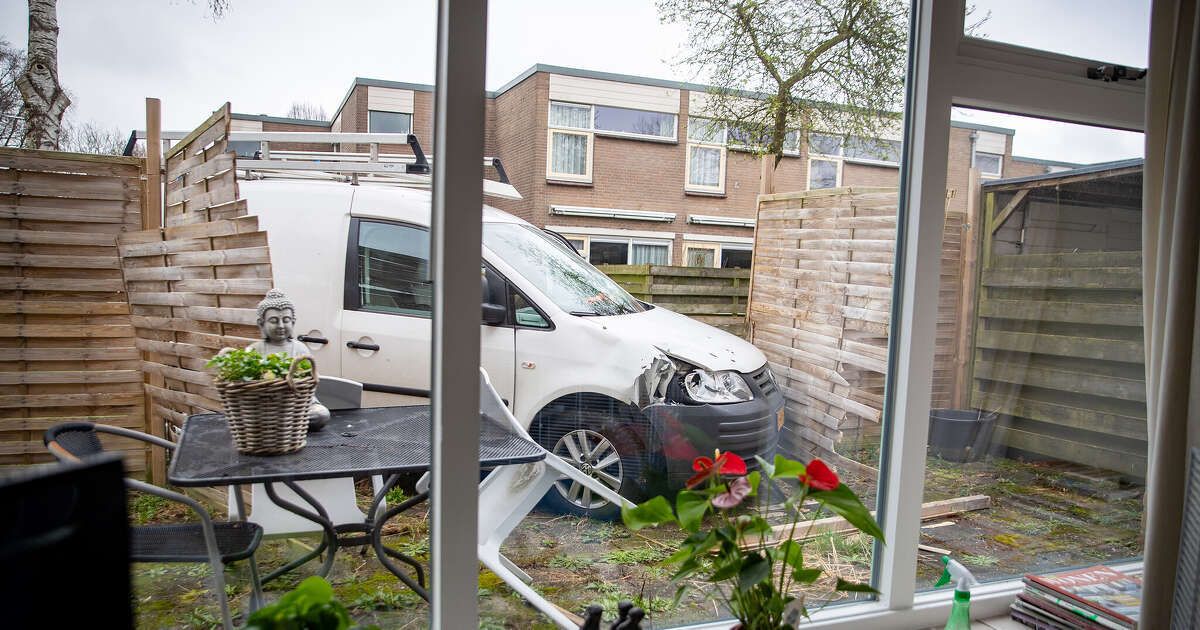 Auto crasht in tuin van woning Aa-landen waarna er wordt gestoken, een verdachte opgepakt
