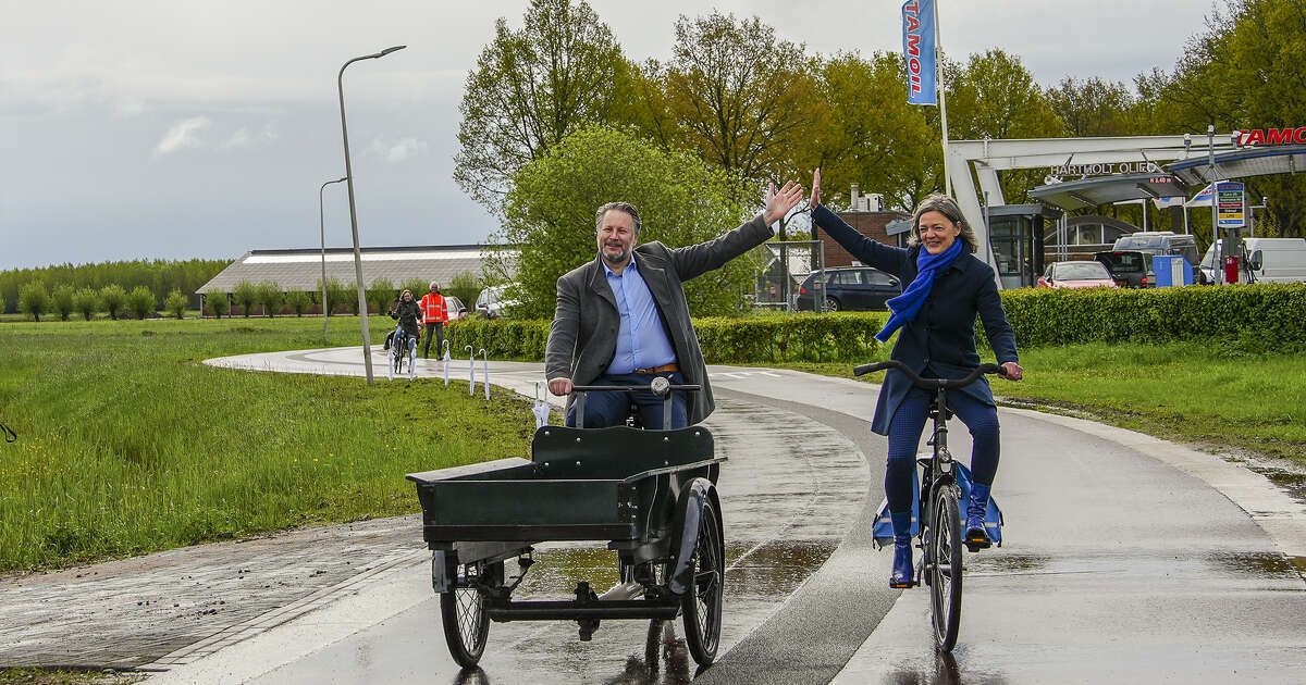 Fietsstraat langs Wijheseweg officieel geopend