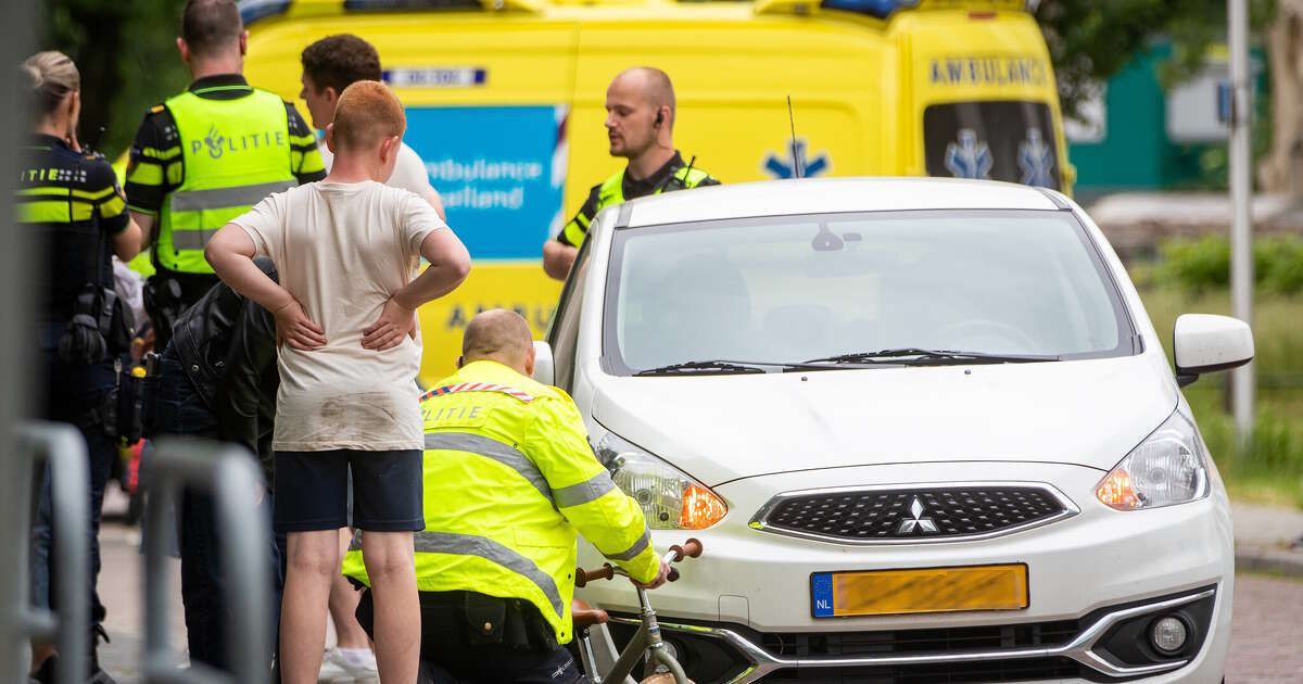 Kind op loopfiets met spoed naar ziekenhuis na aanrijding in Holtenbroek
