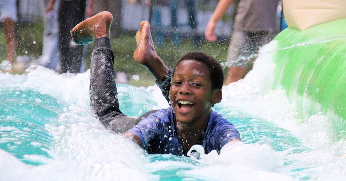 In beeld: Huttendorp Aa-landen dit jaar Onderwaterdorp