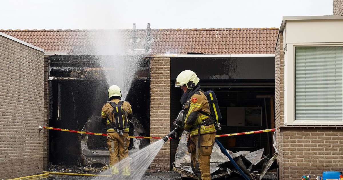 Gewonde bij uitslaande brand in garage bij woning in Genemuiden