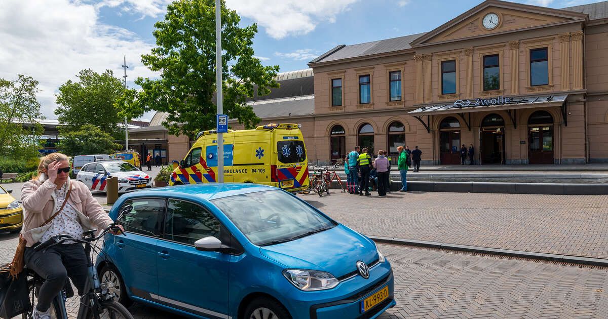 Fietsster gewond na botsing met vrachtwagen op Stationsplein in Zwolle