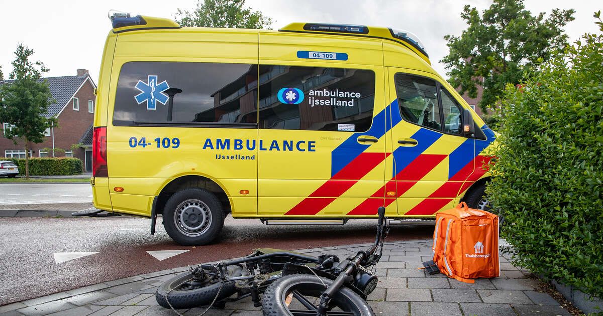 Maaltijdbezorger op fatbike aangereden op beruchte kruising in Zwolle, automobilist aangehouden na d
