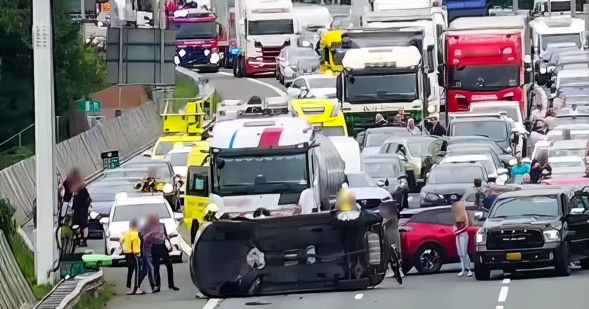 Auto kantelt na botsing op A28 bij Zwolle, lange file door afgesloten snelweg