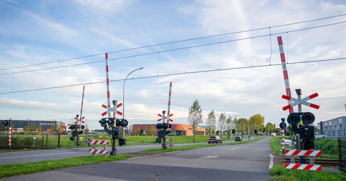 Politie vindt vermiste man (71) bij spoor in IJsselmuiden