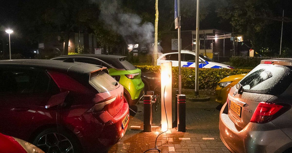 Meerdere brandstichtingen bij flat in Zwolle: auto’s, fietsen en portiek beschadigd