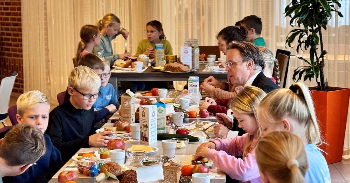 Burgemeester ontbijt met basisschoolkinderen in Hasselt