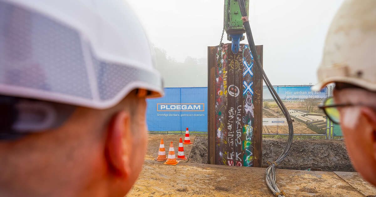 Laatste damwand Stadsdijken Zwolle de grond in geslagen