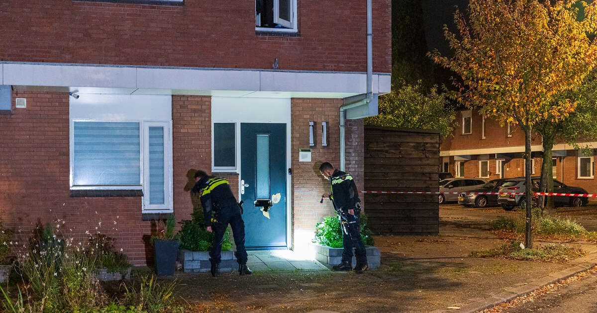 En weer is het raak op Roelingsbeek in Zwolle: voordeur opgeblazen van woning