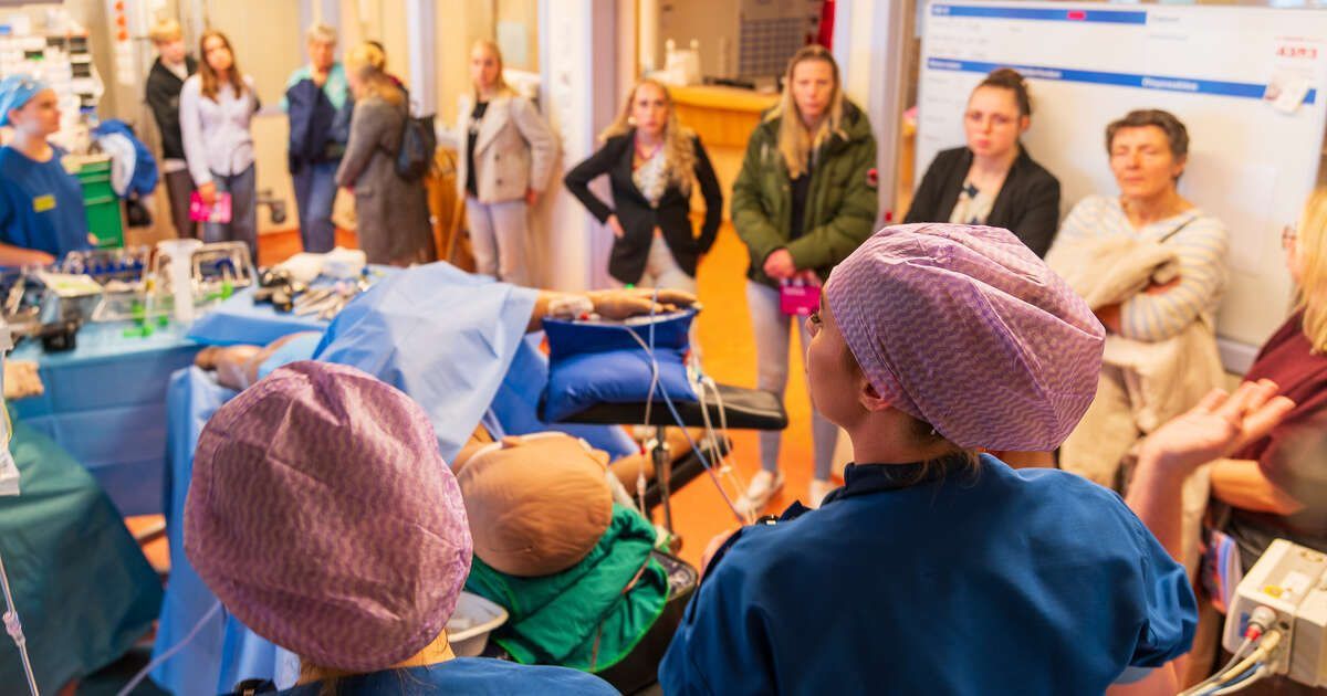 In beeld: Iedereen wil de operatiekamer in – grote drukte bij opleidingsmarkt Isala Zwolle