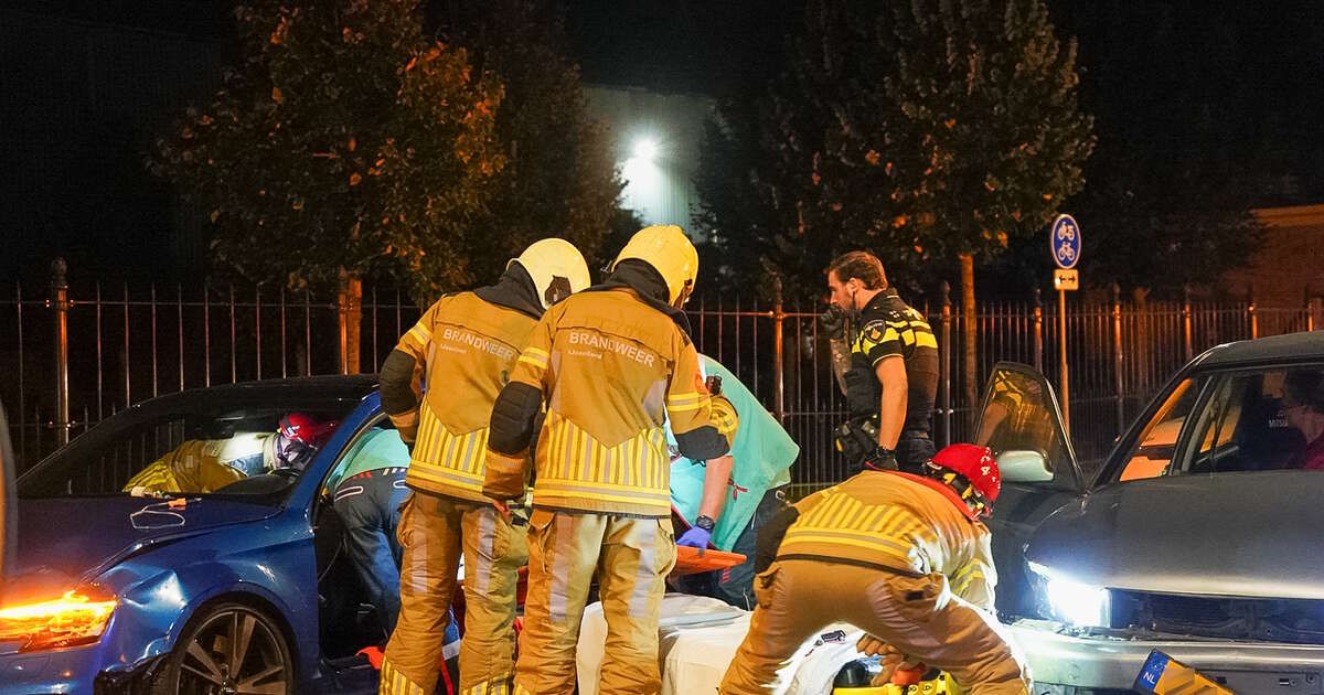 Brandweer bevrijdt bestuurder na botsing in Zwolle
