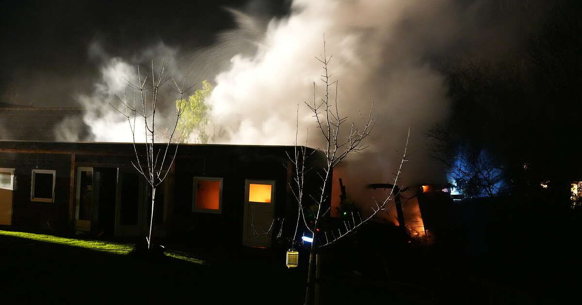 Schuurbrand in Hattem slaat over naar buurperceel