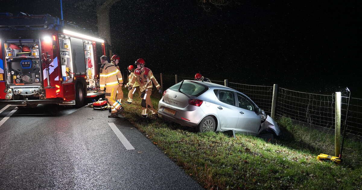 Auto tegen boom op de Wijheseweg