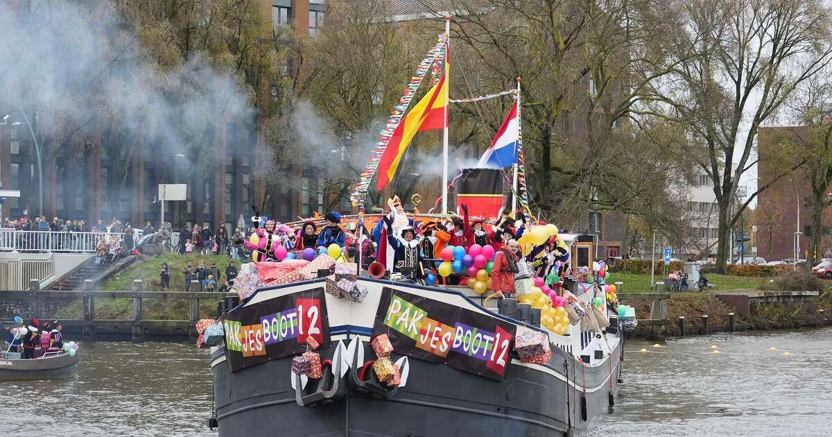 in beeld: Sinterklaas warm onthaald op Rodetorenplein in Zwolle