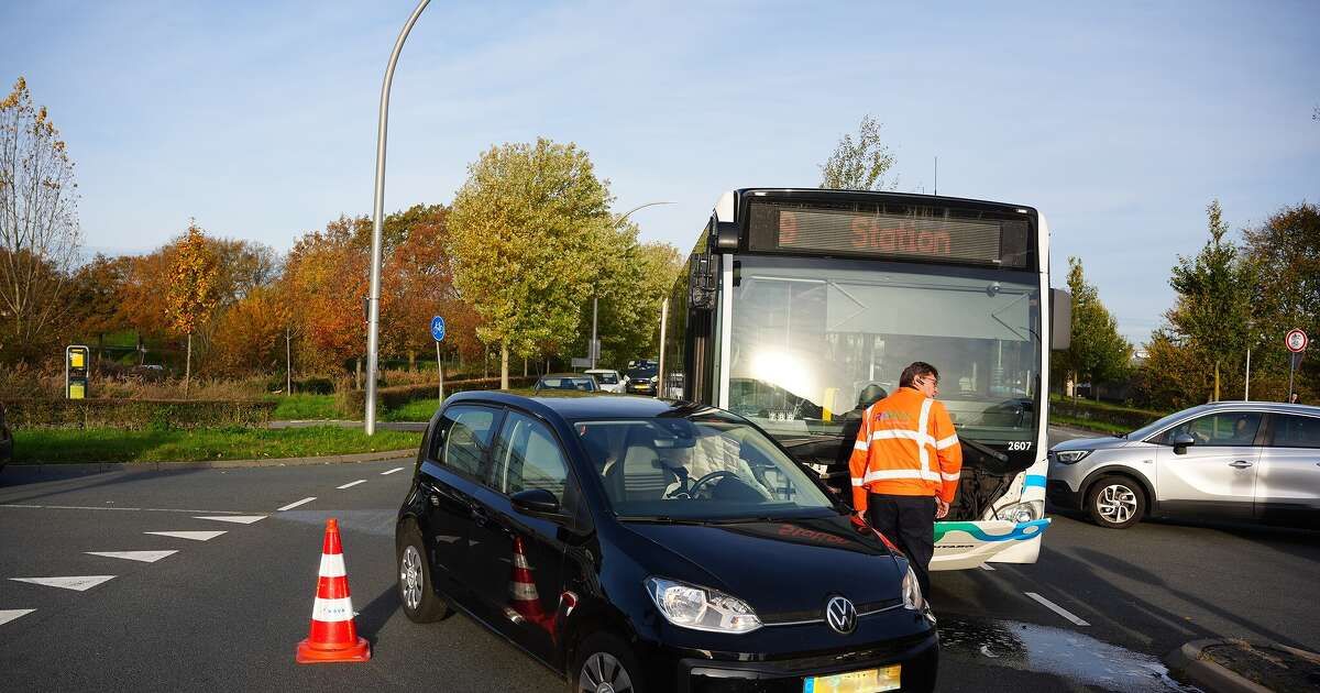 Auto en bus botsen op kruising Meeuwenlaan in Zwolle