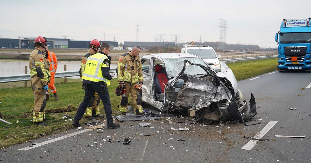 Frontale aanrijding op N340 bij Zwolle: meerdere gewonden, weg afgesloten