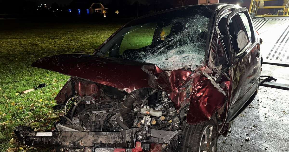 Auto belandt op zijkant na botsing tegen boom op Vijzelpad in Hattem