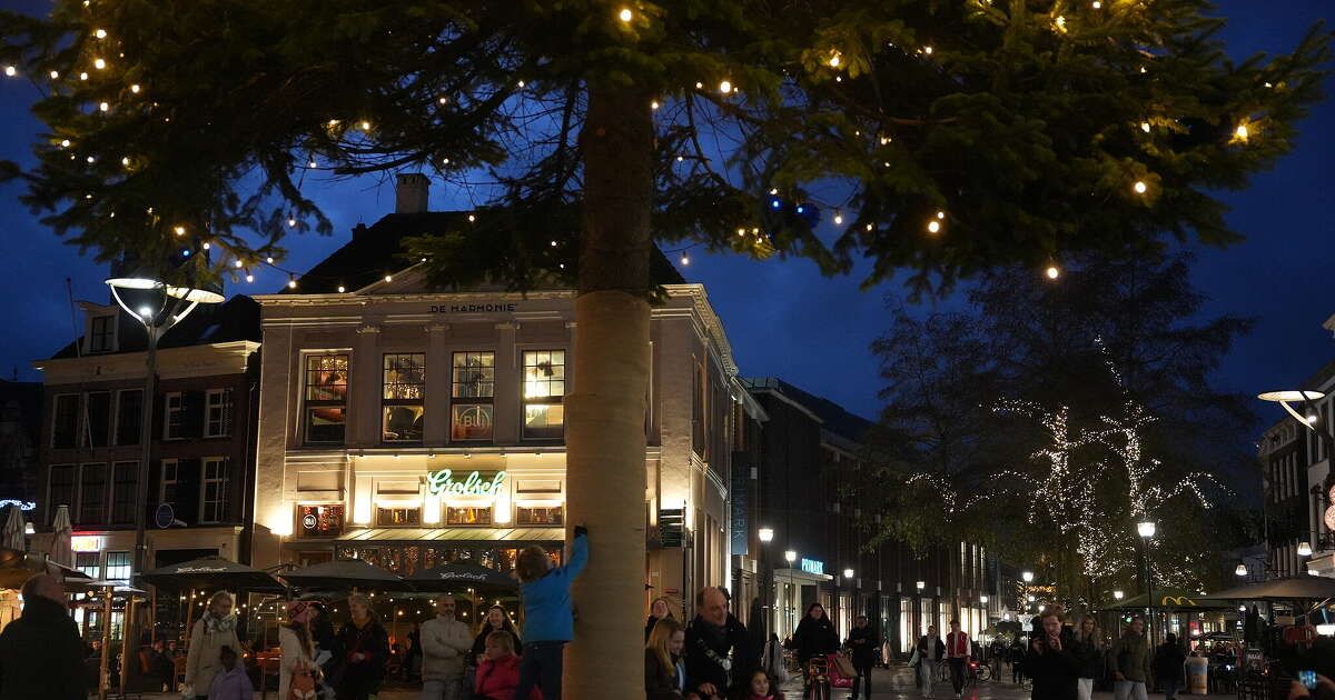 In Beeld: Kerstverlichting op de Grote Markt aangestoken