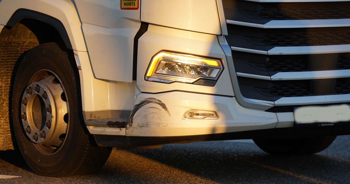 Auto in greppel na botsing tussen Hasselt en Zwolle