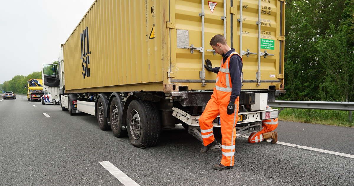 Ernstig ongeval op A28 bij Wezep: snelweg uren dicht, bestuurder gewond