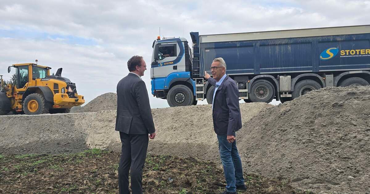 Vrachten met zand als basis voor nieuwe woonwijk in Binnenveld Genemuiden