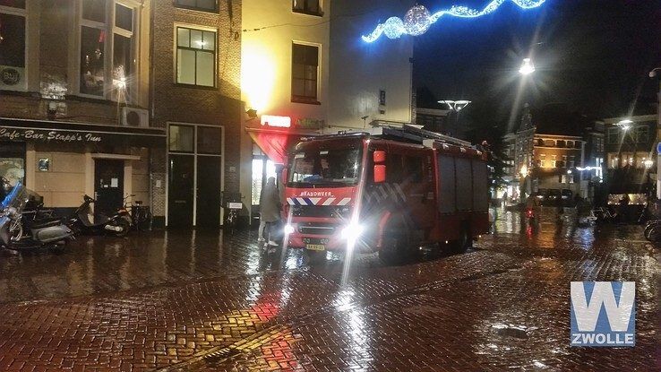 Brandweer bij de FEBO Zwolle - Foto: Arjen van der Zee
