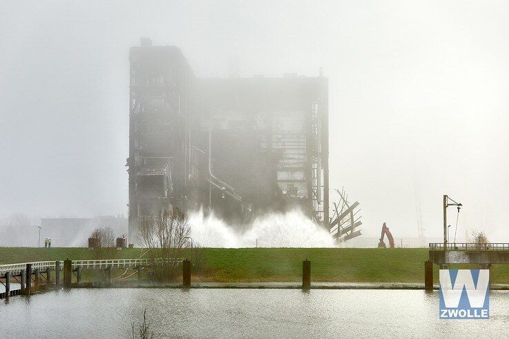 Mist, stof en water tijdens neerhalen Harculo Zwolle - Foto: Hans van Eijsden