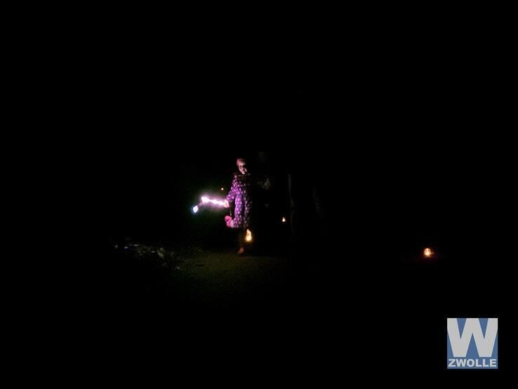 Zwollenaren lopen massaal lichtjeswandeling door het Engelse Werk - Foto: Ellen la Faille