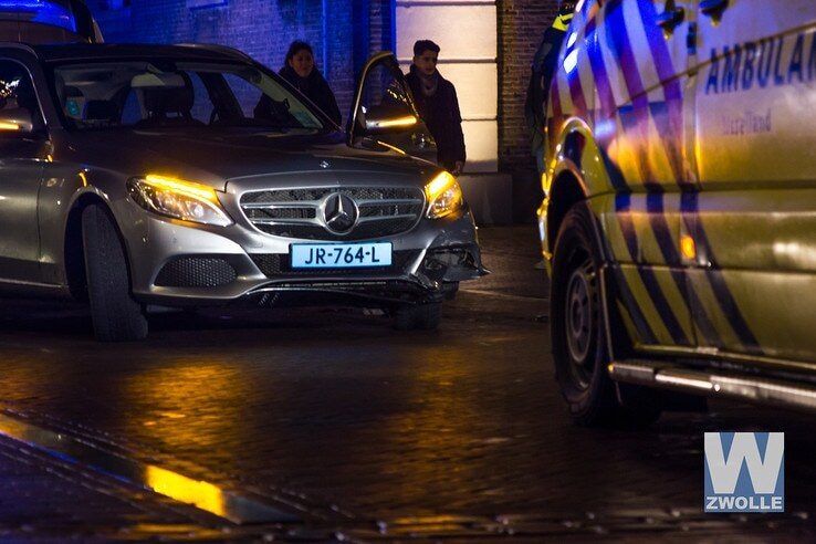 Scooterbestuurster gewond door ongeval met taxi - Foto: Arjen van der Zee