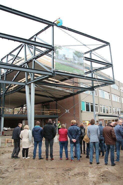 Nieuwbouw Carolus Clusius College bereikt hoogste punt - Foto: Ingezonden foto