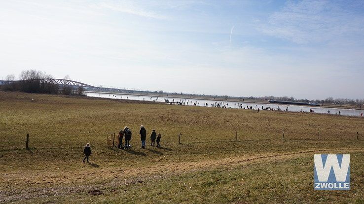 Zwolle schaatst massaal op natuurijs - Foto: Arjan Mazee