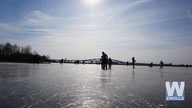 Zwolle schaatst massaal op natuurijs - Foto: Arjan Mazee