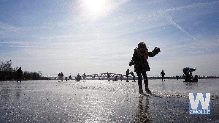 Zwolle schaatst massaal op natuurijs - Foto: Arjan Mazee