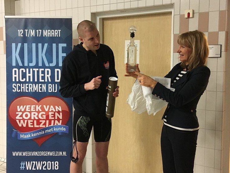 Olympisch kampioen Maarten van der Weijden nam een duik in het zwembad van Vogellanden
