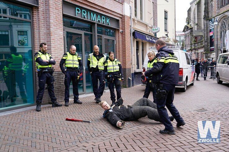 Politieoefening in de Voorstraat in Zwolle - Foto: Gonny van Duinen 