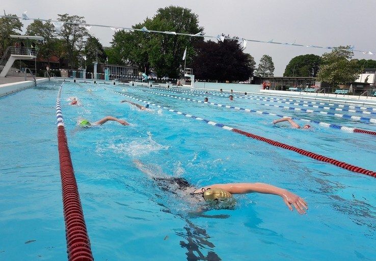 Spannende strijd tijdens zwemloop in het Openluchtbad - Foto: Ingezonden foto