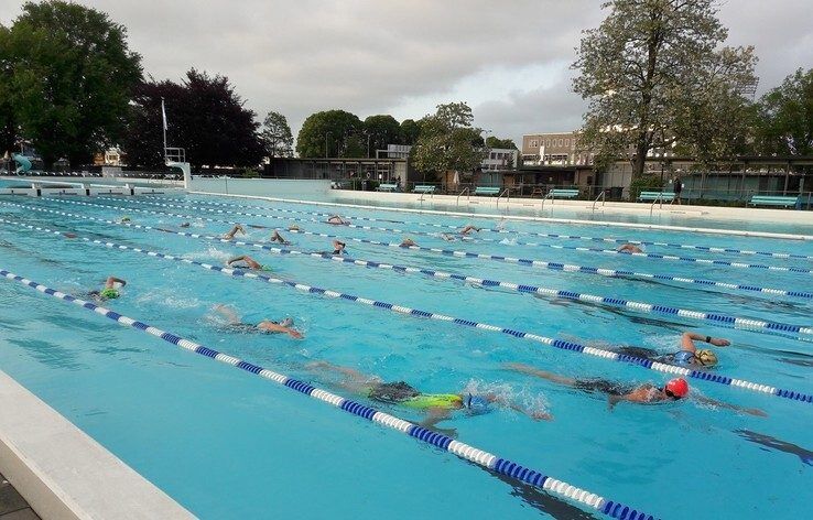 Spannende strijd tijdens zwemloop in het Openluchtbad - Foto: Ingezonden foto
