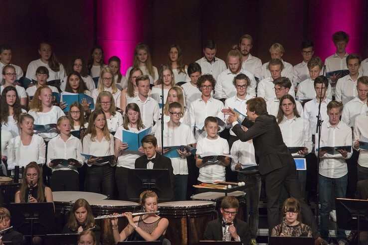 Student ArtEZ uitmuntend op eindexamen met 250 jonge musici - Foto: Martien Hovestad
