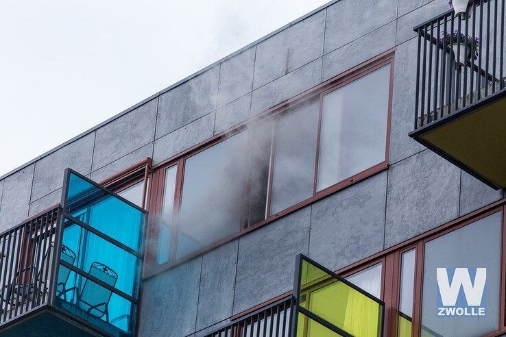 Woningbrand Porporastraat snel onder controle - Foto: Rob Jager